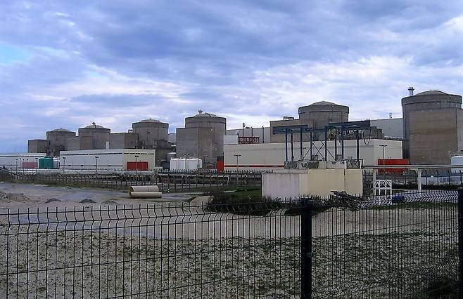 프랑스는 원자력 발전 비중이 높지만 원전 발전소가 내륙에 위치해 있다. 그래서 올해 가뭄으로 원자료 냉각수를 구하기 어려워진 탓에 전기 부족 현상을 겪고 있다. 사진은 프랑스 그하블린느 원자력 발전소./두세 퀭텡(2008년 4월 20일, 위키피디아)