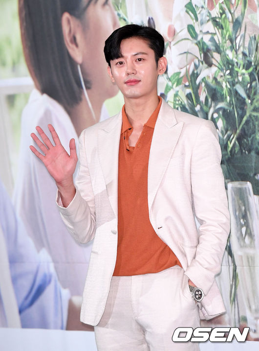 winningActor Lee Ji-hoon wins civil lawsuit over ex-affiliated agency and Exclusive contractThe court admitted that the former agency had verbally abused Lee Ji-hoons parents and acted in a possible privacy violation.As a result of the 2nd day of the coverage, Lee Ji-hoon won the former agency Jithri Creative (hereinafter referred to as the former agency) and the cattle of the Exclusive contract inability confirmation.This nullified the effect of Lee Ji-hoon and his former agencys Exclusive contract.The court ruled that Lee Ji-hoon and his former agency had a broken trust relationship on March 30, and Lee Ji-hoons hand was lifted.The court admitted that the former agency had vulgar representations to Lee Ji-hoons parents and that the actions that led the manager to report who Lee Ji-hoon had had any conversations with could be infringing on privacy.In addition, the manager did not pay the salary as well as the proceeds, and did not pay the beauty salon.However, regarding the settlement and unpaid payment, the former agency violated the payment date, but decided that the unpaid period was not long term.Lee Ji-hoon filed a court injunction against Exclusive contract validity suspension in July 2020 and was given an injunction.Lee Ji-hoon argued that the staff assigned by the agency did not support the activities and did not settle the accounts properly, designating a manager who did not swear at Actor or do work properly.But two years ago the agency refuted Lee Ji-hoons claim.At the time, the former agency said, Unlike the allegations of Lee Ji-hoon Actor and some articles, there was no invasion of privacy or ranting, and the court of the case did not recognize the part. Most of Lee Ji-hoon Actors claims were dismissed.However, the court said that the trust between the two parties, which are in conflict when judging comprehensively, has been temporarily suspended. Lee Ji-hoon resumed his activities in March by moving to K-Won Entertainment, where Eom Hyun-kyung and others belong, and predicted the appearance of the new film How to Fall in Love with the Worst Neighbors.