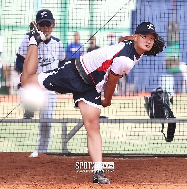 ▲ 김서현(앞)의 투구를 최재호 감독이 지켜보고 있다. ⓒ곽혜미 기자