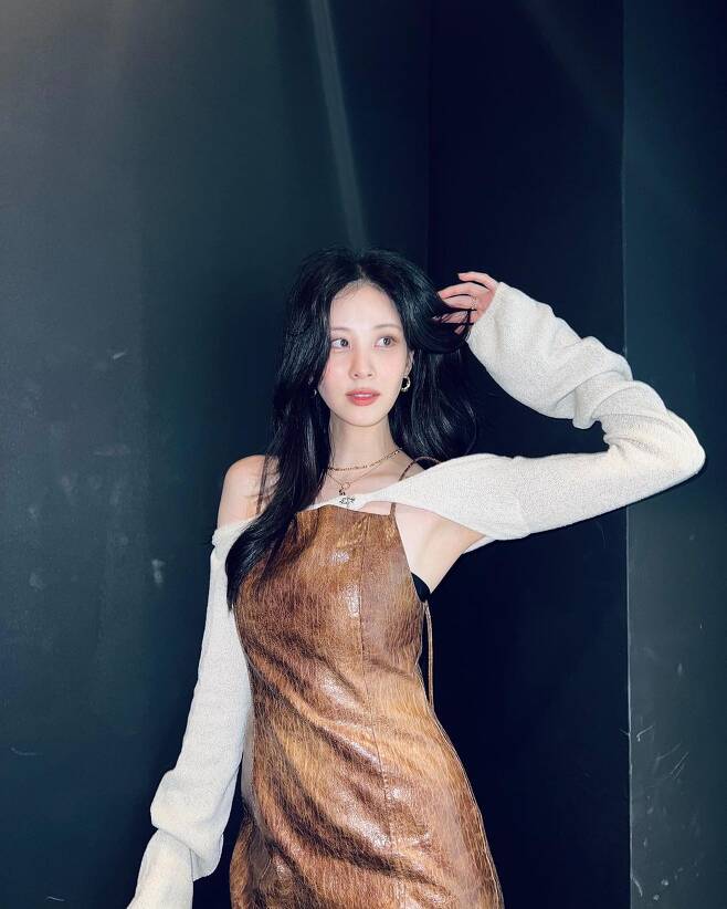 Group Girls Generation member Seohyun showed off her innocent charm.On the last two days, Seohyun posted several photos with an article called lucky like that through his personal instagram.In the open photo, Seohyun took pictures with various poses, especially his distinctive features and slim body, which attracted the admiration of those who harmonized.The netizens who saw this had various reactions such as I love you, It is so beautiful and Big hit.iMBC  Photo Source Seohyun Instagram