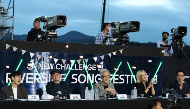▲ 3일 오후 강원 원주시 간현관광지 특설무대에서 열린 ‘MBC 강변가요제 뉴챌린지’ 본선 무대에서 심사위원들이 인사말을 하고 있다. 왼쪽부터 가수 이석훈, 김현철, 김종진, 박선주, 작곡가 윤일상.