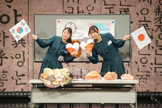 지난 3월 일본 도쿄 주일 한국문화원에서 열린 일본 중고생 대상 한국어 말하기 대회인 '함께 말해봐야 한국어' 대회에 참가한 일본 학생들이 한국문화를 주제로 한국어 촌극을 선보이고 있다. 주일 한국문화원 제공