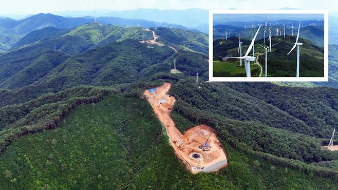 능선을 따라 10기의 풍력발전기가 건설 중인 영양제2풍력 현장. 위 작은 박스 사진은 총 88기의 풍력발전기가 늘어선 영양풍력발전단지다.