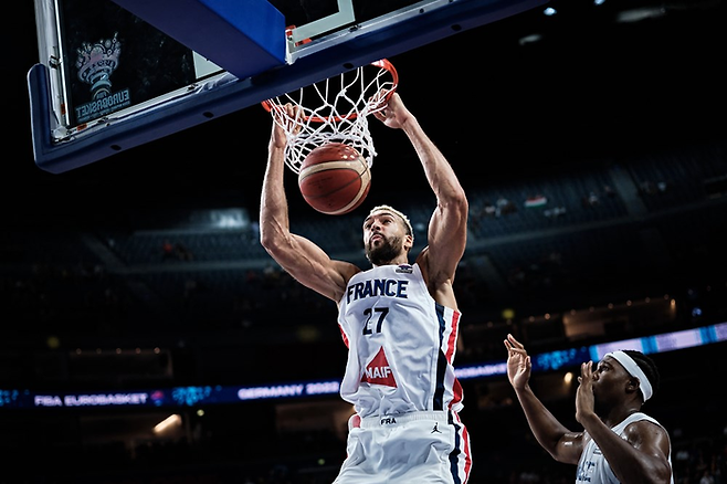 루디 고베어가 덩크를 성공시키는 모습. FIBA 제공