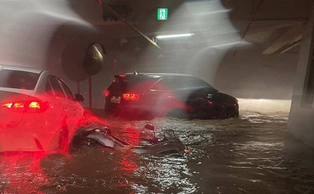 6일 오전 6시35분쯤 경북 포항시 우방아파트 지하주차장에서 차량들이 빠져나오고 있다. 입주민 제공