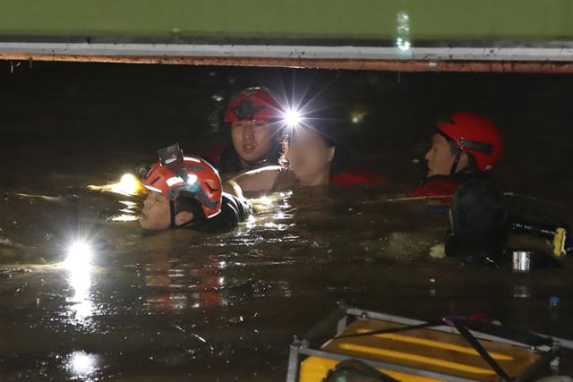 6일 오후 소방당국이 경북 포항시 오천읍의 한 아파트 지하 주차장에서 수색 중 발견한 여성 생존자 1명을 구조해 나오고 있다. 포항= 뉴스1