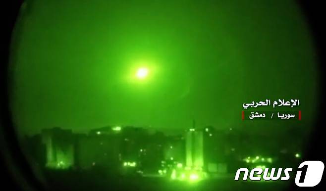 2018년 5월 10일(현지시간) 이스라엘 군 미사일이 다마스쿠스의 방공시설 등 군 기지를 향하는 모습을 시리아 TV가 방영하고 있다. ⓒ AFP=뉴스1 ⓒ News1 우동명 기자