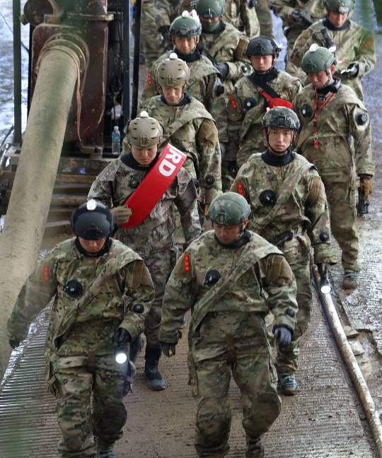 7일 오후 제11호 태풍 힌남노 영향으로 지하 주차장이 침수된 경북 포항의 한 아파트에서 해병대 특수수색대, 소방 구조대. 해양경찰로 구성된 합동팀이 실종자 정밀 수색을 위해 침수 구역으로 진입하고 있다. 연합뉴스