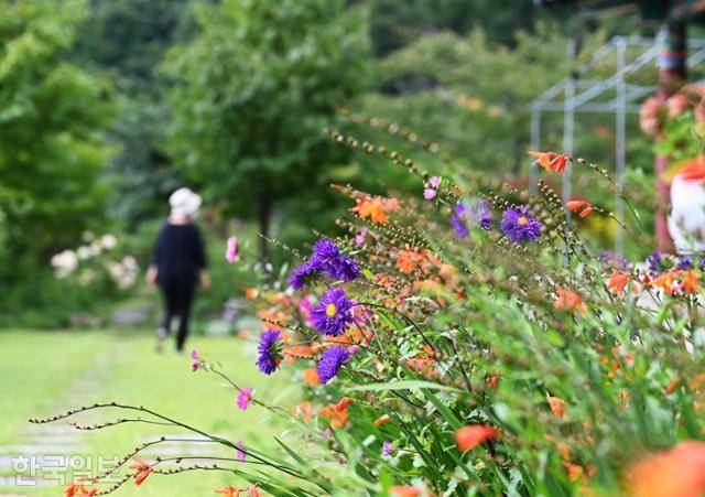 망경산사는 주변을 화사한 정원으로 꾸며 놓았다.