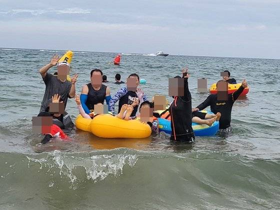 포항 침수 사고로 지하주차장에서 발견 B씨 가족 사진. 오른쪽이 B씨, 오른쪽 세번째가 B씨의 아내다. 사진 유족