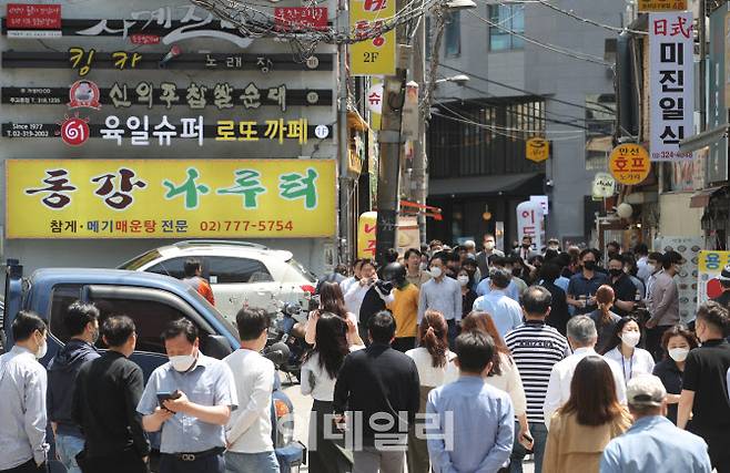 서울 중구 무교동 음식 문화의 거리 식당들이 점심시간을 맞아 분주한 모습.(사진=뉴시스)