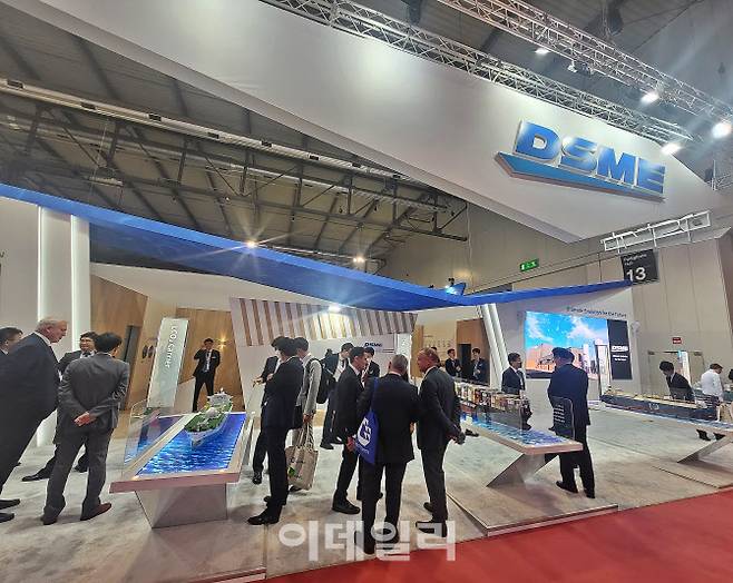 이탈리아 밀라노에서 열리고 있는 ‘가스텍2022’에서 대우조선해양 홍보관을 방문한 관람객들이 친환경선박 모델을 관람하고 있다.(사진=대우조선해양)