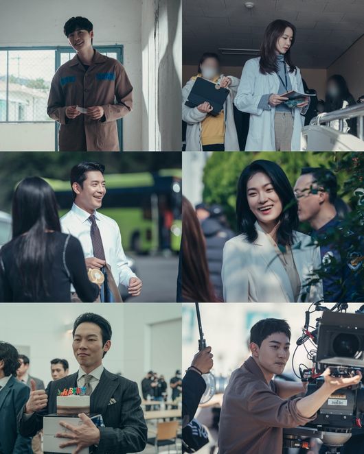 Big Mouth Lee Jong-suk, Im Yoon-ah, Kim Joo-heon, Ok Ja-yeon, Kang Kyung-won, Kwak Dong-yeon and other people were behind the scenes.Lee Jong-suk (Dr. Chang-Ho), Im Yoon-ah (Ko Mi-ho), Kim Joo-heon (Choi Doha), and Ok Joo-heon (Choi Doha) in MBCs Golden Mouth (creators Jang Young-chul and Jung Kyung-soon, playwright Kim Ha-ram, director Oh Chung-hwan, production A Story and Studio Dragon and Aman Project), which both hold ratings and topics at the same time. It is another fun to reveal the behind-the-scenes steel of special appearance Kwak Dong-yeon (played by Jerry) including Nature (played by Hyun Joo-hee), Kang Kyung-won (played by Gong Ji-hoon).Currently, Dr. Chang-Ho is the second act as a lawyer, revealing the identity of the real Big Mouth that was covered in veil and taking off the falsification.He then volunteered for Big Mouths lawyer, declared war on the NR Forum and the power.However, the sudden death of Big Mouth Novak (Ms. Lobin) and the death of Ko Mi-ho (Im Yoon-ah) were found in the sub-place of the Gucheon prison model, and the sinkhole disaster was hit.On the other hand, the public photos show a landscape that can put down the tension in the drama for a while.Lee Jong-suk of Chang-Ho station, who has emerged as a hero of the Gucheon city definition, is making people feel good in the prison uniform with the blood, sweat, tears, and the bright smile that can not be read.In My House Solvers, Ko Mi-ho, who has now become a Gucheon City Solvers, and Im Yoon-ah, who is 100% synchro rate, are immersed in the role and calmly, and the professional aspect shines.In addition, Kim Joo-heon, who gave a reversal to Billon Choi Doha in Gucheon City, not the Gucheon market, has a smile that does not feel evil at all.Hyun Joo-hees jade nature, which has a cool and intelligent charisma, also brightens the surroundings with a clear face.Here, Kang Kyung-won, who celebrated his birthday on the set, and Kwak Dong-yeon, who shows off his unique presence with a special appearance, heighten the pleasure of seeing the actors unusual appearance.As such, the behind-the-scenes scene captures the attention of the actors who could not feel in the drama.When the camera turns, it immerses itself in the 180-degree role, and the power of actors who completely change into Gucheon citizens makes the remaining story of Big Mouth even more anticipated.MBCs Golden Mouth, which predicts a new game with the death of Big Mouth, will be on Friday, 9th, Friday at 9:50 pm and 13 times.