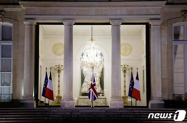 8일(현지시간) 엘리자베스 2세 여왕의 서거가 발표된 후 프랑스 파리 엘리제궁 입구에 유니언 잭이 세워져 있다. 2022.09.08/뉴스1 ⓒ AFP=뉴스1 ⓒ News1 김민수 기자