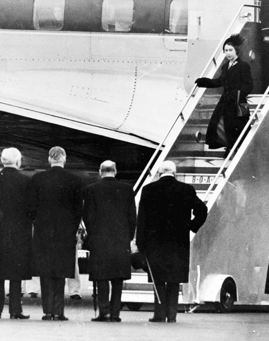 1952년 케냐 방문 중 부왕 조지 6세의 갑작스러운 서거로 국왕이 된 엘리자베스 2세가 귀국 비행기에서 내리고 있다. <AP=연합뉴스>