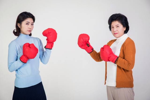 간만에 가족·친지를 만날 땐 함께 대화할 만한 공동의 흥밋거리를 찾아보고, 상대방의 입장을 먼저 헤아리려고 노력해야 한다./사진=클립아트코리아