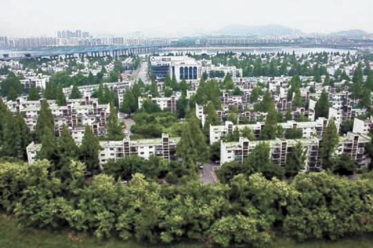 강남 재건축 대장주의 하나인 반포1단지 3주구. 철거 전 기존 아파트 전경.