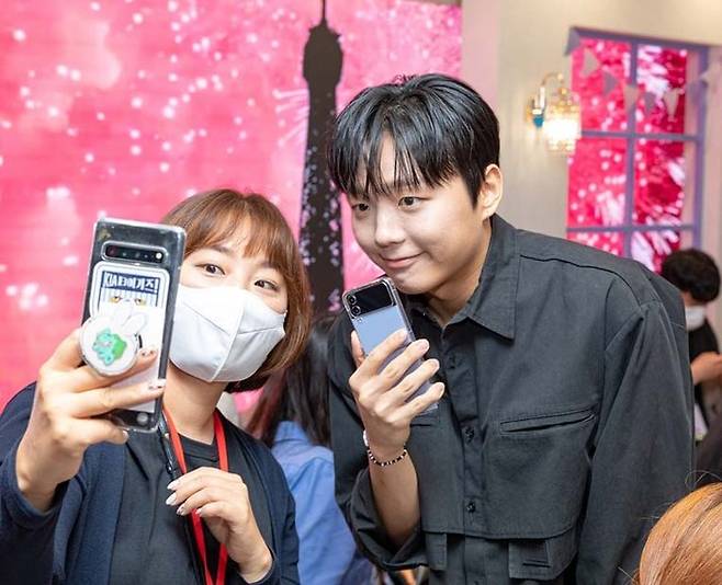 LG유플러스가 지난 7일 서울 강남구 강남대로 426에 위치한 일상비일상의틈에서 고객들과 함께 ‘프라이빗 틈 하우스 파티’를 개최했다. LG유플러스광고 모델 래퍼 래원이 초청객들과 기념사진을 촬영하고 있는 모습. LG유플러스 제공