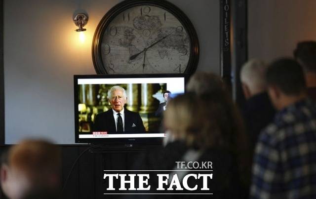 찰스 3세 국왕이 엘리자베스 2세 여왕의 서거 이후 처음으로 대국민 연설을 하고 있는 가운데 9일(현지시간) 영국 윈저에 위치한 프린스 해리 펍에서 시민들이 방송을 시청하고 있다. /윈저=AP.뉴시스