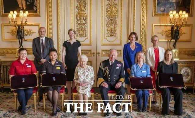 엘리자베스 2세 여왕와 찰스 왕세자 등이 지난 7월 12일, 영국 윈저 성에서 청중들을 만난 후 포즈를 취하고 있다. /윈저=AP.뉴시스