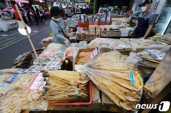 추석 연휴를 하루 앞둔 8일 서울 양천구 신영시장을 찾은 시민이 제수용품을 구매하고 있다./사진=뉴스1