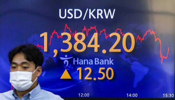 지난 7일 오후 서울 중구 하나은행 딜링룸에서 직원들이 업무를 보고 있다. 뉴시스