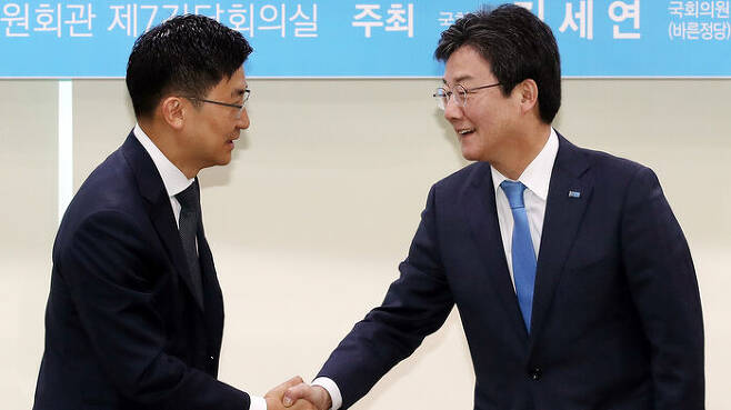 바른정당 시절 주최한 정책간담회에서 유승민 당시 대표와 악수하는 김세연(왼쪽) (사진=연합뉴스)