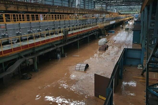 태풍 ‘힌남로’로 침수된 포항제철소 내 완제품 공장. 독자 제공