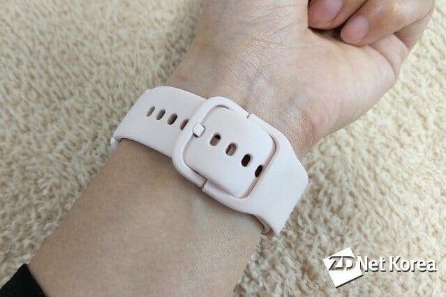 스마트워치 어메이즈핏 GTS 4 미니의 스트랩. 실리콘 소재를 적용해 표면이 부드럽다. (사진=지디넷코리아)