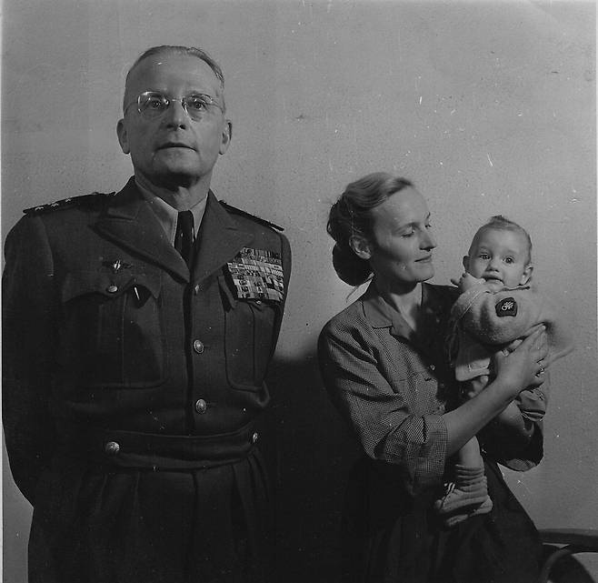 6.25전쟁 참전 직전 몽클라르 장군(왼쪽)이 가족과 함께 찍은 사진. 가운데가 몽클라르 장군의 부인, 오른쪽이 아들 롤랑 몽클라르씨./조선일보 DB