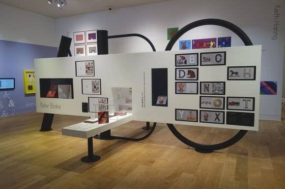 알파벳·숫자 같은 사회적 기호를 작가마다 다른 관점으로 표현한 작품이 가득한 ‘예술가의 신기한 기호’ 섹션.