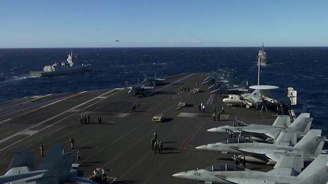 미국 해군의 니미츠급 항공모함인 USS 해리 트루먼 호의 갑판 위 모습