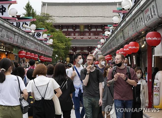 입국자 확대 첫날 맞은 일본 도쿄의 관광지 (도쿄 EPA=연합뉴스) 지난 7일 일본을 찾은 외국인 관광객들이 도쿄 아사쿠사의 나카미세 거리를 걸어가고 있다. 일본 정부는 이날부터 2만 명 수준으로 설정된 하루 입국 허용 인원 상한을 5만 명으로 늘렸다. 이와 함께 모든 국가에서 오는 여행자에 대해 동행 안내원(가이드)이 없는 패키지투어 입국을 허용했다. 2022.09.08 jsmoon@yna.co.kr