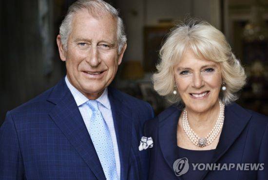 35년이 지난 뒤에야 합법적인 부부가 됐지만 커밀라는 다이애나비가 사용했던 왕세자비 칭호를 받지 못했다. '불륜 커플'이라는 오명을 쓴 이들을 향한 국민의 반발을 의식한 왕실의 처사였다. 사진=AP 연합뉴스