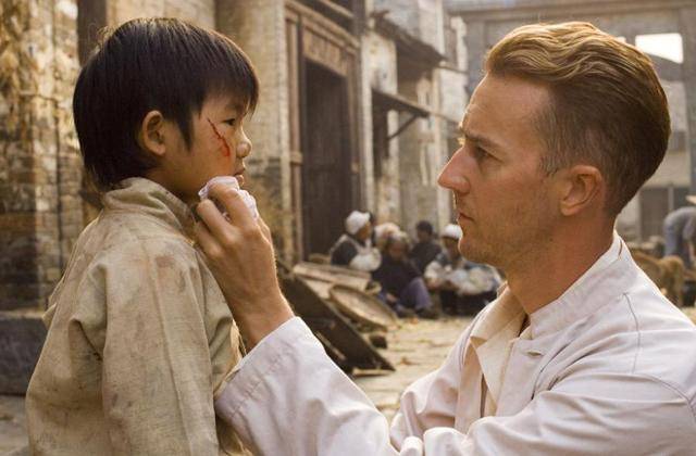 영화 ‘페인티드 베일’(2006)의 한 장면. 주인공 월터(에드워드 노튼 분)는 아내와 함께 콜레라가 창궐하는 중국 외딴 마을로 가서 환자 진료부터 안전한 상수 확보까지 감염병 의사가 해야 할 일을 묵묵히 해내지만 결국 콜레라에 걸려 죽는다. 이모션픽쳐스 제공