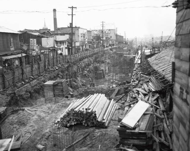 1967년 복개 공사가 이뤄지고 있는 서울 청계천. 서울역사아카이브