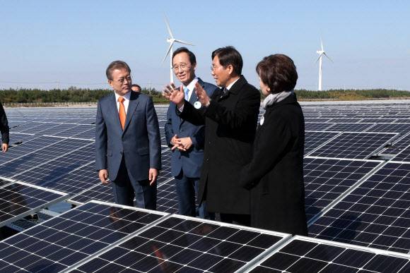 - 2018년 10월 30일 당시 문재인 대통령이 전북 군산시 유수지 수상태양광부지에서 열린 ‘새만금 재생에너지 비전 선포식’ 행사를 마치고 수상태양광 시설을 둘러보고 있다. 왼쪽부터 당시 문 대통령, 송하진 전북도지사, 성윤모 산업통상자원부 장관, 김현미 국토교통부 장관. 2018.10.30 연합뉴스