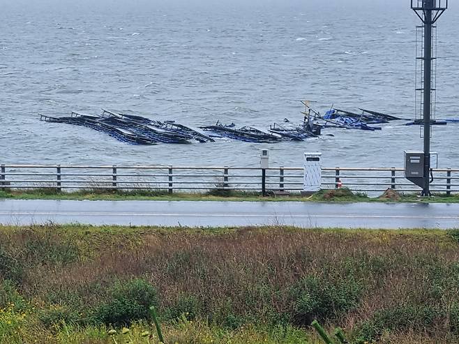 파손된 새만금 수상태양광 구조물 - 새만금 내부 호수에 설치된 수상태양광 실증단지부력 구조물 100kWh가 바닷바람과 파도 등의 영향으로 파손됐다.독자 제공