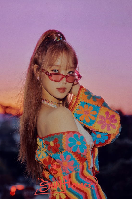 Group Weki Meki Choi Yoo-jung will start Solo activities in earnest.Choi Yoo-jungs first single, Sunflower, will be released on various online music sites at 6 pm on the 14th.The title song Flower (P.E.L.) melted the anxieties and passions of Choi Yoo-jung, who is making a new leap as a solo artist.Choi Yoo-jungs signature emoticon and symbol Sunflower has a love of music and fans.Choi Yoo-jung painted the meaning of filling our shining times with precious things like the Sunflower, which is beautifully Peer or while the sun is floating through the lyrics.On the rhythmic sound and catchy melody, Choi Yoo-jungs vocals and performances will be combined to maximize the charm of the song.Choi Yoo-jungs Lovely Sweg in the Music Video teaser video, which was released before the release of the new song, attracts attention.Attention is focused on the colorful charm to show as Choi Yoo-jungs Solo with both loveliness and hips.Meanwhile, Choi Yoo-jung will release his first solo single Flower through various online music sites at 6 pm today (14th) and will start active Flower (P.E.L) activities through various music broadcasts and contents.PHOTOS: Fantagio