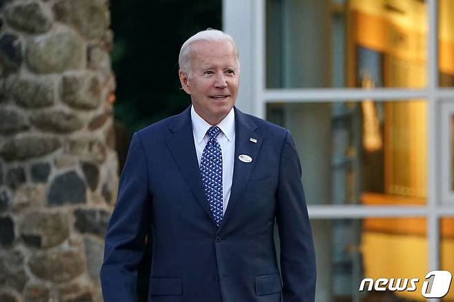 조 바이든 미국 대통령이 13일(현지시간) 델라웨어주 윌밍턴의 초등학교에서 예비 선거를 마친 뒤 투표소를 나서고 있다. ⓒ AFP=뉴스1 ⓒ News1 우동명 기자