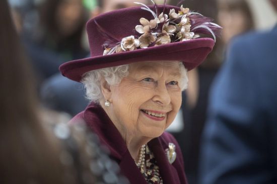 엘리자베스 2세 영국 여왕이 진주귀걸이와 금색 결혼반지를 착용한 상태로 묘에 안장될 예정이다. 사진=영국 왕실 트위터 캡처