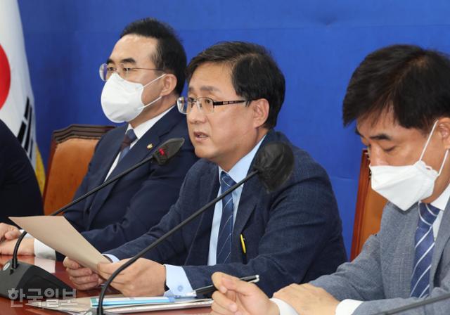 김성환 더불어민주당 정책위의장이 15일 국회에서 열린 당 정책조정회의에서 발언을 하고 있다. 오대근 기자