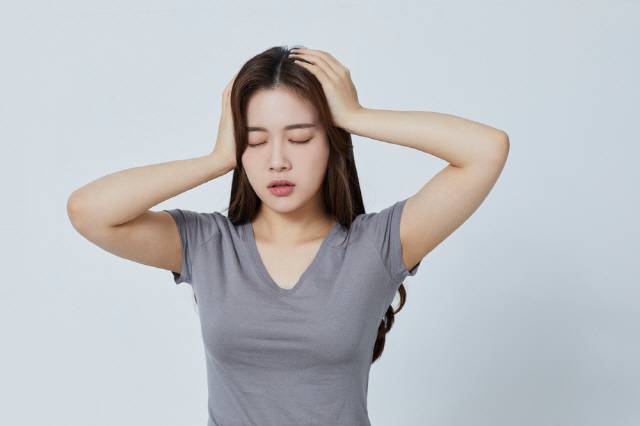 일어나서 다리를 꼬는 자세를 취하면 기립성 저혈압 증상을 완화할 수 있다./사진=클립아트코리아
