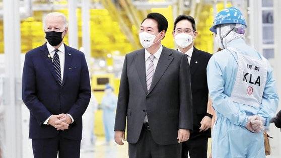 윤석열 대통령과 조 바이든 미국 대통령이 지난 5월 삼성전자 평택캠퍼스에서 이재용 삼성전자 부회장의 안내를 받으며 생산시설을 둘러보고 있다. 대통령실사진기자단