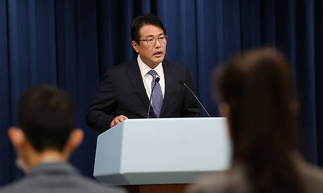 김태효 국가안보실 1차장이 15일 오후 서울 용산 대통령실 청사에서 오는 18일부터 5박 7일간 떠나는 윤석열 대통령 해외 순방일정과 관련해 브리핑하고 있다. 연합뉴스