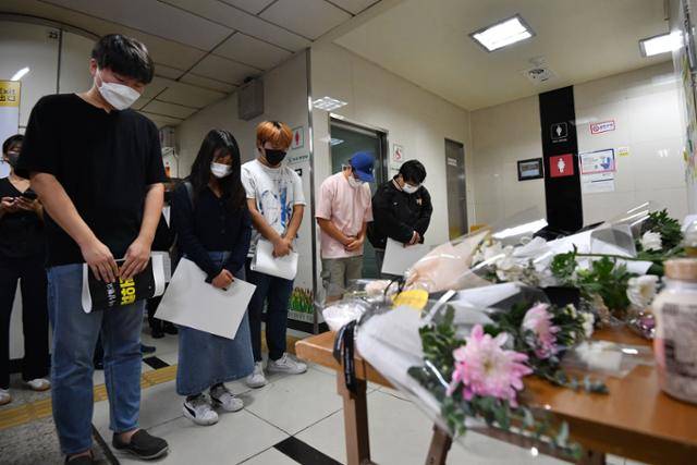 진보당이 16일 신당역 역무원 스토킹 살인 사건이 발생한 서울 지하철 2호선 신당역 여자화장실 입구에 마련된 추모공간을 찾아 추모하고 있다. 연합뉴스