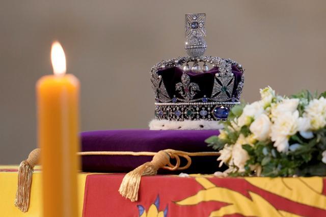 14일(현지시간) 영국 런던의 웨스트민스터 사원에 놓인 엘리자베스 2세 여왕의 관 위에 '왕관(Imperial State Crown)' 놓여 있다. AP 연합뉴스