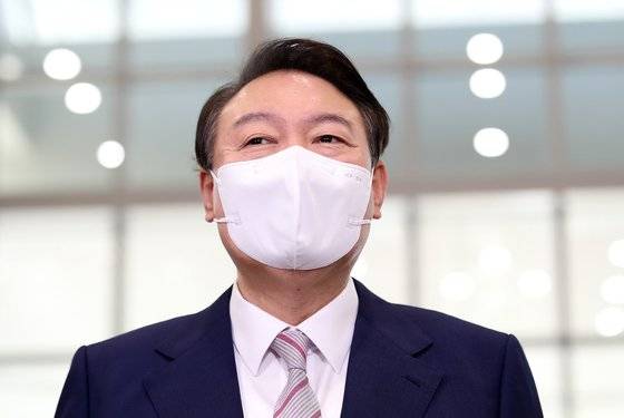 윤석열 대통령이 16일 오전 용산 대통령실 청사에서 열린 출근길 문답(도어스테핑)에서 잠시 미소를 짓고 있다. 뉴스1