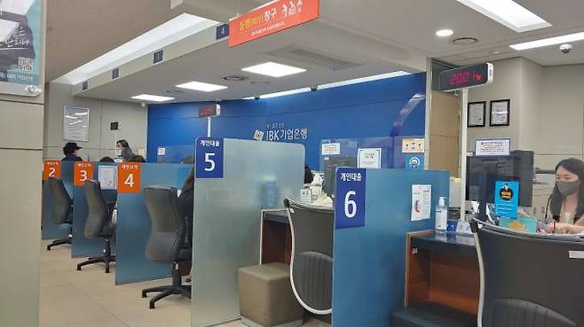 15일 안심전환대출 신청이 시작됐지만 수도권 시중은행 영업창구는 한산했다. 사진=김동운 기자