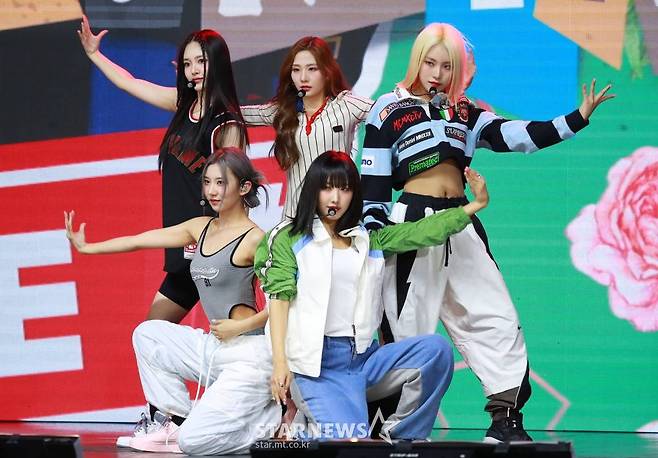 걸그룹 미미로즈(mimiirose)가 16일 오후 서울 광진구 예스24라이브홀에서 진행된 데뷔 앨범 'AWESOME' 발매기념 쇼케이스에서 신곡을 선보이고 있다. 가수 임창정이 프로듀싱한 첫 걸그룹 '미미로즈'의 데뷔 앨범에는 타이틀곡 '로즈'(Rose)를 비롯해 '루루루'(Lululu), '킬 미 모어'(Kill Me More), '로즈' 인스트루먼탈 버전까지 총 4곡이 수록됐다. /2022.09.16 /사진=이동훈 기자 photoguy@